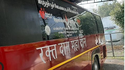 புதுச்சேரி எய்ட்ஸ் கட்டுப்பாட்டு சங்கத்தின் நடமாடும் ரத்த தான ஊர்தி.