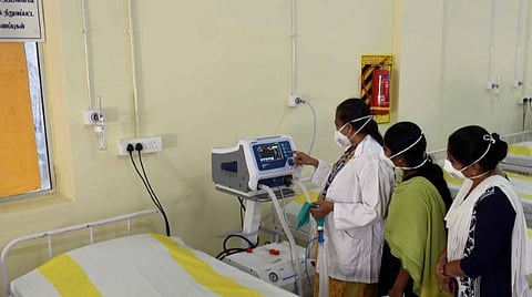சென்னை உயர் நீதிமன்ற உத்தரவால் கிடைத்த நிதியைக் கொண்டு கோவை சிங்காநல்லூர் இஎஸ்ஐ மருத்துவமனையில் 28 படுக்கைகளுக்கு ஏற்படுத்தப்பட்டுள்ள ஆக்சிஜன் இணைப்பு வசதி | படம்:ஜெ.மனோகரன்.