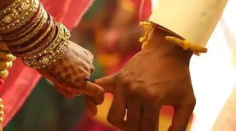 புதுச்சேரி: மாணவியுடன் இரண்டாவது திருமணம்: ஆசிரியர் மீது வழக்கு