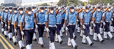 சென்னை மெரினா கடற்கரை காமராஜர் சாலையில் நேற்று நடைபெற்ற குடியரசு தின அணிவகுப்பு ஒத்திகையில் பங்கேற்ற விமானப்படை வீரர்கள். படம்: பு.க.பிரவீன்