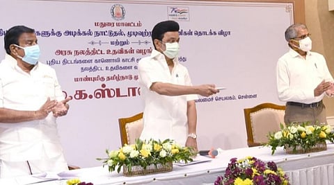 தமிழக முதல்வர் மு.க.ஸ்டாலின், இன்று காணொலி வாயிலாக மதுரை மாவட்டத்தில் முடிவுற்ற திட்டப்பணிகளை திறந்து வைத்து, புதிய திட்டப்பணிகளுக்கு அடிக்கல் நாட்டி, பயனாளிகளுக்கு அரசு நலத்திட்ட உதவிகளை வழங்கி உரையாற்றினார். அருகில் நகராட்சி நிர்வாகத்துறை அமைச்சர் கே.என்.நேரு மற்றும் நகராட்சி நிர்வாகம் மற்றும் குடிநீர் வழங்கல் துறை கூடுதல் தலைமைச் செயலாளர் சிவ்தாஸ் மீனா,இ.ஆ.ப,.