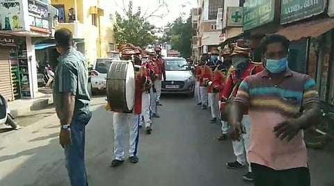 புதுச்சேரியில் கரோனாவிலிருந்து மீண்டுவந்த ஓய்வுபெற்ற அதிகாரி: பேண்ட் வாத்தியங்களுடன் வரவேற்ற குடும்பத்தினர்