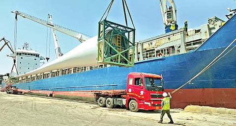 தூத்துக்குடி வஉசி துறைமுகத்தில் பிரத்யேக லாரியில் இருந்து அதிநவீன பளுதூக்கிகள் மூலம் ராட்சத காற்றாலை இறகுகள் கப்பலில் ஏற்றப்பட்டன.