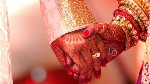 திருமண வரவேற்பின் போது மணமகனை மாற்றிய விவகாரம்: ரூ.7 லட்சம் இழப்பீடு கேட்டு போலீஸாரிடம் புகார்