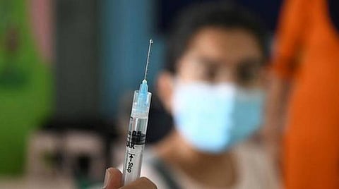 ஒருங்கிணைந்த வேலூர் மாவட்டத்தில் 2-வது டோஸ் தடுப்பூசி செலுத்திக்கொள்வதில் பொதுமக்கள் இடையே ஆர்வம் குறைந்துள்ளது: தலா ஒரு லட்சம் பேர் தட்டிக்கழிப்பதாக தகவல்