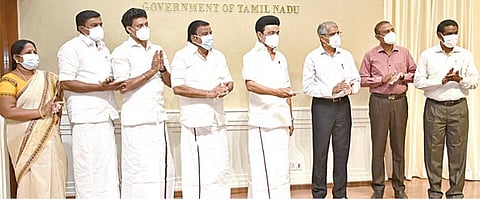 நகராட்சி நிர்வாகம், குடிநீர் வழங்கல் துறை சார்பில் ரூ.662.22 கோடி மதிப்பீட்டில் 17 முடிவுற்ற திட்டப் பணிகளை சென்னை தலைமைச் செயலகத்தில் முதல்வர் ஸ்டாலின் நேற்று தொடங்கி வைத்து, ரூ.8.93 கோடி மதிப்பீட்டில்5 புதிய திட்டப் பணிகளுக்கு அடிக்கல் நாட்டினார். உடன் அமைச்சர்கள் கே.என்.நேரு, மு.பெ.சாமிநாதன், அன்பில் மகேஸ் பொய்யாமொழி, கயல்விழி செல்வராஜ் மற்றும் உயர் அதிகாரிகள்.