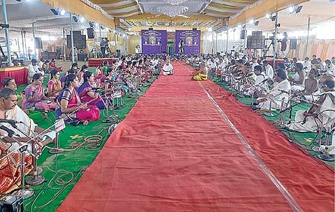 தஞ்சாவூர் மாவட்டம் திருவையாறில் நேற்று நடைபெற்ற தியாகராஜரின் 175-வது ஆண்டு ஆராதனை விழாவின்போது, ஒரே நேரத்தில் பஞ்சரத்ன கீர்த்தனைகளைப் பாடி இசையஞ்சலி செலுத்திய இசைக் கலைஞர்கள்.படங்கள்: வி.சுந்தர்ராஜ்