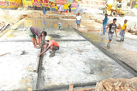 மதுரை யானைக்கல் தரைப்பாலத்தில் மந்தகதியில் நடந்துவரும் சாலை சீரமைப்புப் பணி. படம்: எஸ்.கிருஷ்ணமூர்த்தி