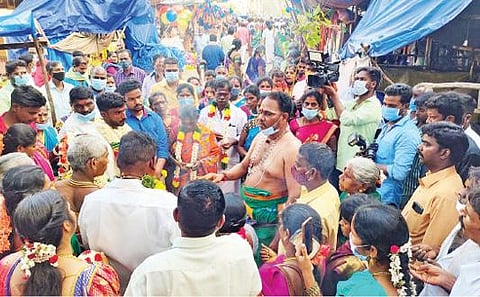கடலூர் அருகே திருவந்திபுரம் தேவநாத சுவாமி கோயில் முன்பு சாலையில் திருமணங்கள் நடந்தன.