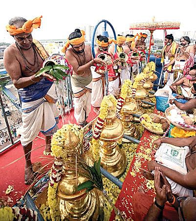 சென்னை வடபழனி முருகன் கோயில் கும்பாபிஷேகம் நேற்று விமரிசையாக நடந்தது. ராஜகோபுரத்தின் மீது புனித நீர் ஊற்றி சிவாச்சாரியார்கள் அபிஷேகம் செய்தனர். படங்கள்: பு.க.பிரவீன்