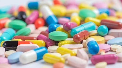 கோவை: சளி, காய்ச்சல், இருமலுக்காக மருந்து கடைகளில் தினசரி விற்கப்படும் மருந்துகளின் விவரங்களை பெறும் மருந்து கட்டுப்பாட்டு துறையினர்