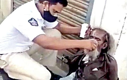 ஆந்திராவின் விஜயநகரத்தில் பசியால் வாடிய முதியவருக்கு போக்குவரத்து போலீஸ்காரர் ஜூஸ் கொடுக்கிறார்.