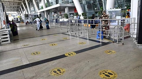 வெறிச்சோடிய சென்னை விமான நிலையம்: 2 பயணிகளுடன் இயங்கிய விமானம்