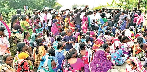 கயத்தாறில் மர்மமான முறையில் இறந்த பெண்ணின் மரணத்துக்கு நீதி கேட்டு உறவினர்கள் அந்த பெண்ணின் சடலத்துடன் திடீர் சாலை மறியல் போராட்டம் நடத்தினர்.