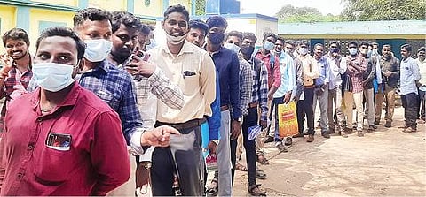 தஞ்சையில் நேற்று நடைபெற்ற நெல் கொள்முதல் நிலைய பணிக்கான நேர்முகத் தேர்வில் பங்கேற்க வரிசையில் காத்திருக்கும் இளைஞர்கள்.