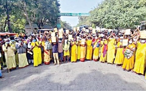 குடியாத்தம் தாலுகாவிலிருந்து பாதயாத்திரையாக திருப்பதிக்கு வந்த தமிழக பக்தர்கள் தங்களை சுவாமி தரிசனத்துக்கு அனுமதிக்கும்படி அலிபிரி அருகே தேவஸ்தான அதிகாரிகளை கை கூப்பி வேண்டுகோள் விடுத்தும் பயன் இல்லாமல் போனது.