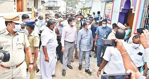 கலசப்பாக்கம் அடுத்த வீரளூர் கிராமத்தில் நேற்று ஆய்வு செய்த தேசிய தாழ்த்தப்பட்டோர் ஆணையத்தின் துணை தலைவர் அருண் ஹால்டர்.