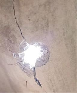 மேற்கூரையில் ஏற்பட்ட துளை.