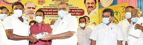 கன்னிவாடியில் நடந்த நிகழ்ச்சியில் கால்நடை வளர்ப்புக்கான கடன் உதவியை பயனாளியிடம் வழங்கிய அமைச்சர் ஐ.பெரியசாமி.