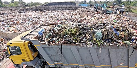 தாம்பரத்தில் உள்ள குப்பை மாற்று நிலையத்தில் கடந்த சில நாட்களாக அகற்றப்படாமல் தேங்கியுள்ள குப்பை.படம்: எம்.முத்துகணேஷ்