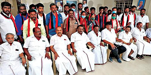 காவேரிப்பட்டணம் பேரூராட்சி பகுதியைச் சேர்ந்த அதிமுக உள்ளிட்ட பல்வேறு கட்சியைச் சேர்ந்த 100-க்கும் மேற்பட்டோர் மாவட்ட பொறுப்பாளர் செங்குட்டுவன் முன்னிலையில் திமுகவில் இணைந்தனர். அருகில் திமுக பிரமுகர் கேவிஎஸ் சீனிவாசன்.