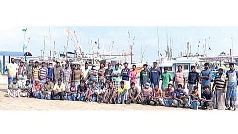 இலங்கை கடற்படையால் சிறை பிடிக்கப்பட்ட தமிழக மீனவர்கள். (கோப்பு படம்)