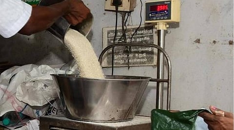 கைரேகை பதிவில் கோளாறு ஏற்பட்டாலும் ரேஷன் பொருட்களை தடையின்றி வழங்க வேண்டும்: உணவுத் துறை அறிவுறுத்தல்