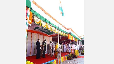 முதல் முறையாக புதுச்சேரி, தெலங்கானா இரு மாநிலங்களில் குடியரசு தினவிழாவில் தேசியக்கொடியேற்றினார் ஆளுநர் தமிழிசை
