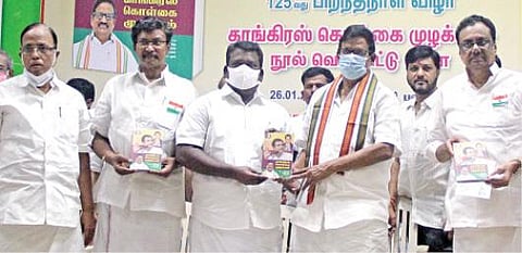 சென்னை சத்தியமூர்த்தி பவனில் நேற்று நடைபெற்ற விழாவில், `காங்கிரஸ் கொள்கை முழக்கம்' என்ற நூலை மாநில தலைவர் கே.எஸ்.அழகிரி வெளியிட தமிழ்நாடு சட்டப்பேரவை காங். தலைவர் செல்வப்பெருந்தகை எம்எல்ஏ பெற்றுக் கொண்டார். உடன் முன்னாள் தலைவர் ஈவிகேஎஸ் இளங்கோவன், செல்லக்குமார் எம்பி உள்ளிட்டோர். படம்: ம.பிரபு