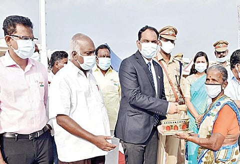 செங்கல்பட்டு அரசினர் தொழிற்பயிற்சி நிலைய வளாகத்தில் நடைபெற்ற குடியரசு தின விழாவில், ஆட்சியர் ராகுல்நாத் தேசியக் கொடியை ஏற்றி வைத்து அணிவகுப்பு மரியாதையை ஏற்றுக்கொண்டார். படம்: எம்.முத்துகணேஷ்