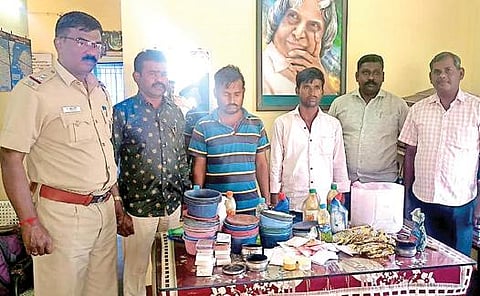 பாம்பன் காவல் துறையினரால் கைது செய்யப்பட்ட பிஹார் இளைஞர்கள்.