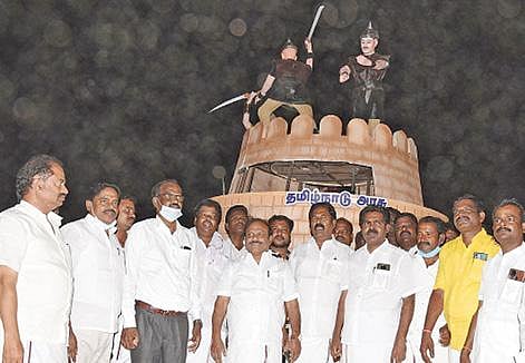 திருச்சி நோக்கி செல்லும் சுதந்திர போராட்ட வீரர்கள் அலங்கார ஊர்தியை வேப்பூர் அருகே வரவேற்று வழியனுப்பி வைத்த அமைச்சர் கணேசன் தலைமையிலான திமுகவினர்.