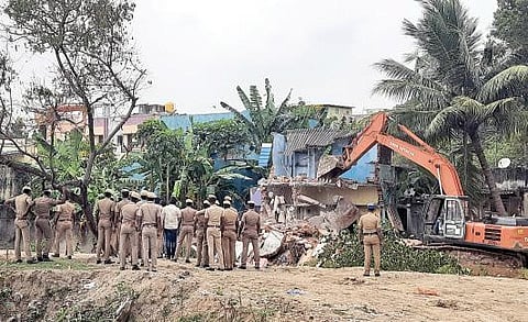 தாம்பரம் அடுத்த சிட்லபாக்கம் ஏரியைச் சுற்றி ஆக்கிரமித்து கட்டப்பட்டிருந்த கட்டிடங்களை அகற்ற பல ஆண்டுகளாக நடைபெற்று வந்த வழக்கில் நீதிமன்றம் பிறப்பித்த உத்தரவின்படி பொக்லைன் இயந்திரம் மூலம் ஆக்கிரமிப்புகள் நேற்று அகற்றப்பட்டன. அப்போது வருவாய்த் துறை அதிகாரிகளுக்கு போலீஸார் துணை நின்றனர். படம்: எம்.முத்துகணேஷ்