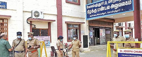 கோவை மாநகராட்சிக்குட்பட்ட கிழக்கு மண்டல அலுவலகம் முன் பாதுகாப்புப் பணியில் ஈடுபட்டிருந்த மாநகர போலீஸார். படங்கள்: ஜெ.மனோகரன்