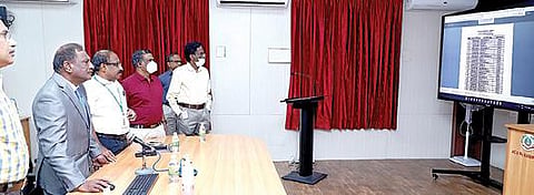 கோவை வேளாண்மை பல்கலைக்கழக இளமறிவியல் மாணவர் சேர்க்கை தரவரிசைப் பட்டியலை நேற்று வெளியிட்ட செயல் துணைவேந்தர் கிருட்டிணமூர்த்தி. அருகில், மாணவர் சேர்க்கை தலைவர் கல்யாணசுந்தரம்.