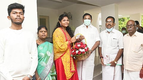 7.5% உள் இடஒதுக்கீட்டில் மருத்துவ சீட்: சிறப்பிடம் பெற்ற இரு மாணவர்களுக்கு எடப்பாடி பழனிசாமி வாழ்த்து