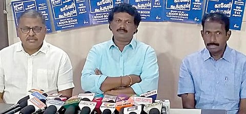 கோவையில் செய்தியாளர்களிடம் பேசிய காவேரி கூக்குரல் இயக்கத்தின் மாநில கள ஒருங்கிணைப்பாளர் தமிழ்மாறன். உடன், விவசாயிகள் வள்ளுவன், வாஞ்சி முத்து.