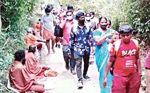 பிரதோஷத்தை முன்னிட்டு நேற்று சதுரகிரி செல்லும் பக்தர்கள்.