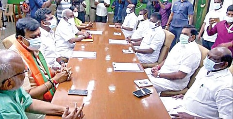 நகர்ப்புற உள்ளாட்சி தேர்தலில் அதிமுக - பாஜக கூட்டணியில் வார்டுகள் ஒதுக்கீடு குறித்த பேச்சுவார்த்தை சென்னை ராயப்பேட்டையில் உள்ள அதிமுக தலைமை அலுவலகத்தில் நேற்று நடைபெற்றது. இதில் அதிமுக ஒருங்கிணைப்பாளர்கள் ஓ.பன்னீர்செல்வம், பழனிசாமி, பாஜக மாநிலத் தலைவர் அண்ணாமலை, பாஜக மேலிட இணை பொறுப்பாளர் சுதாகர் ரெட்டி உள்ளிட்டோர் பங்கேற்றனர். படம்: ம.பிரபு