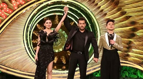இந்தி பிக் பாஸ் சீசன் 15 நிறைவு - வெற்றியாளராக தேஜஸ்வி பிரகாஷ் தேர்வு