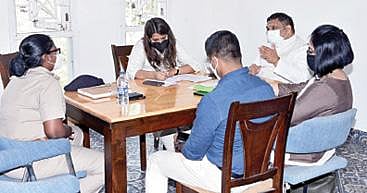 தஞ்சாவூரில் நேற்று தேசிய குழந்தைகள் உரிமைகள் பாதுகாப்பு ஆணையத்தின் முன்பாக ஆஜராக வந்த மைக்கேல்பட்டி கிராம மக்கள் மற்றும் அப்பள்ளியில் படித்த முன்னாள், இந்நாள் மாணவிகள். (அடுத்த படம்) தேசிய குழந்தைகள் உரிமைகள் பாதுகாப்பு ஆணையத்தின் முன்பாக ஆஜரான எஸ்பி ரவளிப்பிரியா