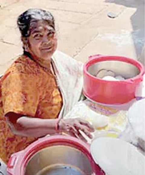 சமூக வலைதளங்களில் வீடியோ வைரலானதால் பெங்களூரு அம்மாவின் இட்லி வியாபாரம் அமோகம்: இட்லி விலை ரூ.2, தோசை ரூ.5