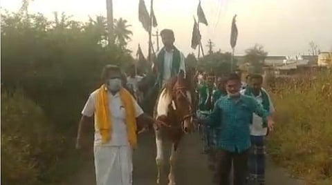 கூலி உயர்வு பிரச்சனைக்கு தீர்வு காண வலியுறுத்தி தெக்கலூரில் விசைத்தறியாளர்கள் கருப்புக் கொடி ஏந்தி ஊர்வலமாக வந்த காட்சி