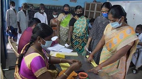 நகர்ப்புற உள்ளாட்சித் தேர்தல் | ஒருவரின் வாக்கை யாரோ செலுத்திவிட்டால் 'ஆய்வுக்குரிய வாக்குத் தாள்' மூலம் வாக்களிக்க வசதி