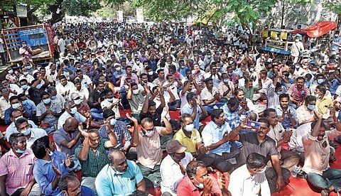 மின்துறையை தனியார்மயமாக்கும் முயற்சிக்கு எதிராக இரண்டாவது நாளாக தொடர் வேலை நிறுத்தப் போராட்டத்தில் ஈடுபட்ட புதுச்சேரி மின்துறை ஊழியர்கள். படம்: எம்.சாம்ராஜ்