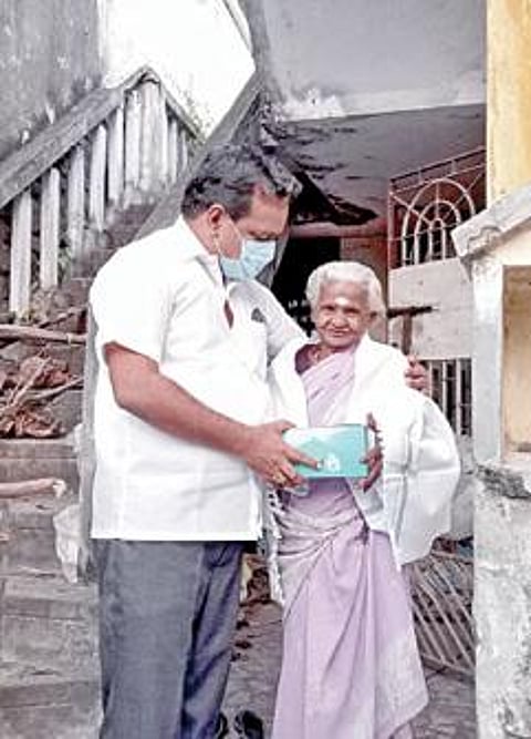 திருக்கழுக்குன்றத்தில் பிரச்சாரத்தில் ஈடுபட்ட திமுக வினர் குடியிருப்பில் வசிக்கும் மக்களுக்கு முகக்கவசம் வழங்கினர்.