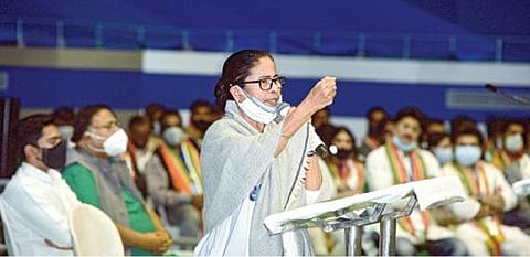 மேற்குவங்க முதல்வர் மம்தா பானர்ஜி திரிணமூல் காங்கிரஸின் உட்கட்சித் தேர்தலில் கட்சியின் தலைவராக நேற்று ஒருமனதாக தேர்ந்தெடுக்கப்பட்டார். பின்னர், கொல்கத்தாவில் கட்சி நிர்வாகிகள் கூட்டத்தில் அவர் பேசினார்.படம்: பிடிஐ