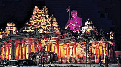இரவில் ‘லேசர் ஷோ’ விளக்கொளியில் மின்னும் ராமானுஜர் சிலை.