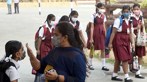 இயல்பான பள்ளி வாழ்க்கைக்குத் திரும்ப தடுமாறும் பிள்ளைகளை அணுகுவது எப்படி? - குழந்தைகள் மனநல மருத்துவர் நேர்காணல்