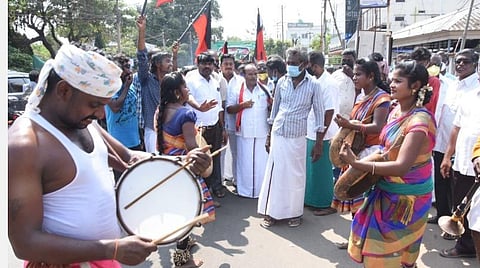 நகர்ப்புற உள்ளாட்சித் தேர்தல்: தாரை, தப்பட்டையுடன் தஞ்சாவூரில் களைகட்டிய வேட்புமனு தாக்கல்